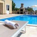 In Krk With Swimming Pool 别墅 克尔克