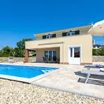 In Krk With Swimming Pool 别墅 克尔克